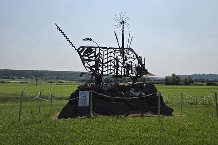 Kunstskulptur in der Landschaft