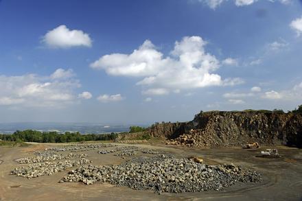 Pauliberg, Steinbruch mit blauem Himmel und weißen Wolken