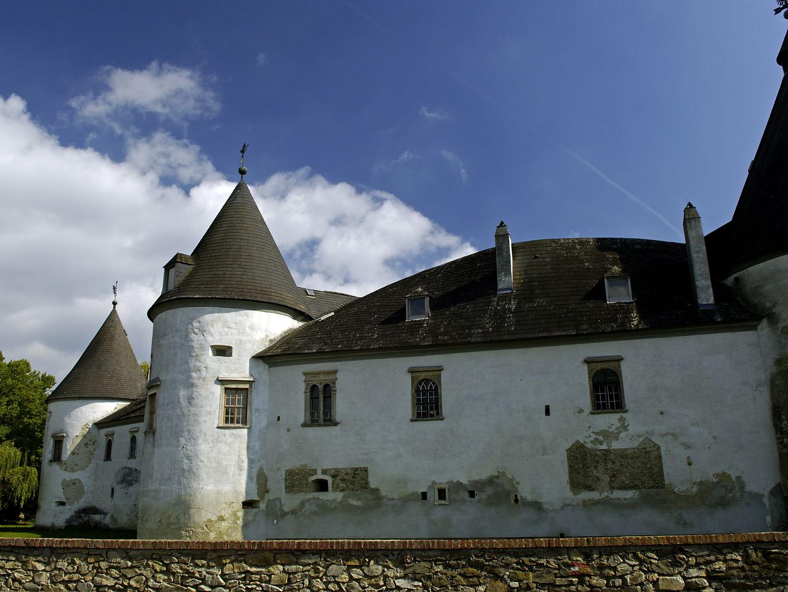 Schloß Kobersdorf: Weißes Schloss mit Rundtürmen und dunklem Dach