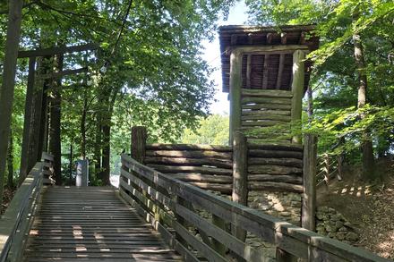 Holzrampe, Zutritt zum Keltendorf.
