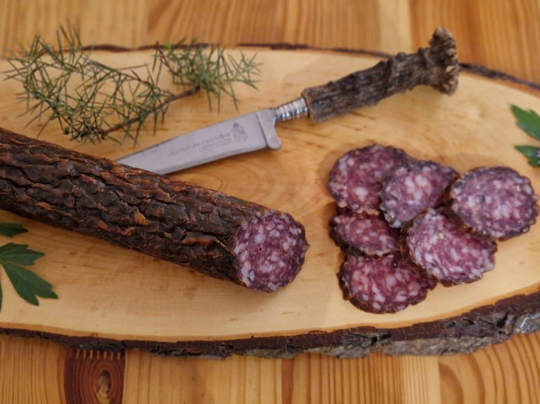 Wurst auf Holzplatte