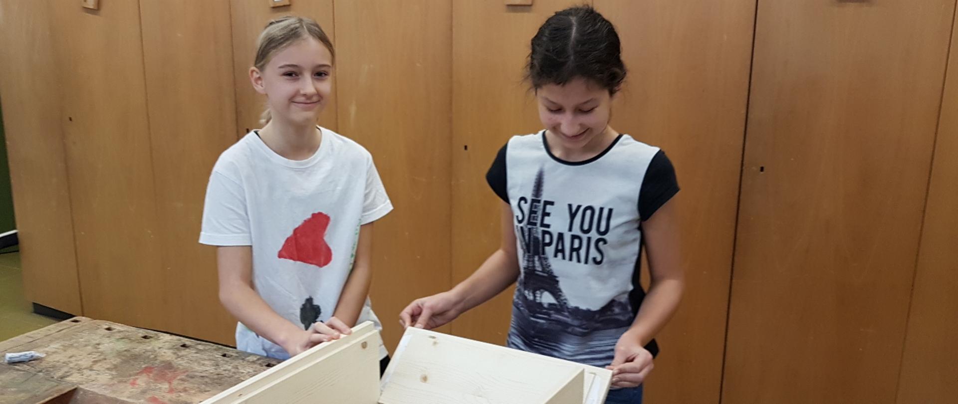 Kinder beim Bau eines Nistkastens