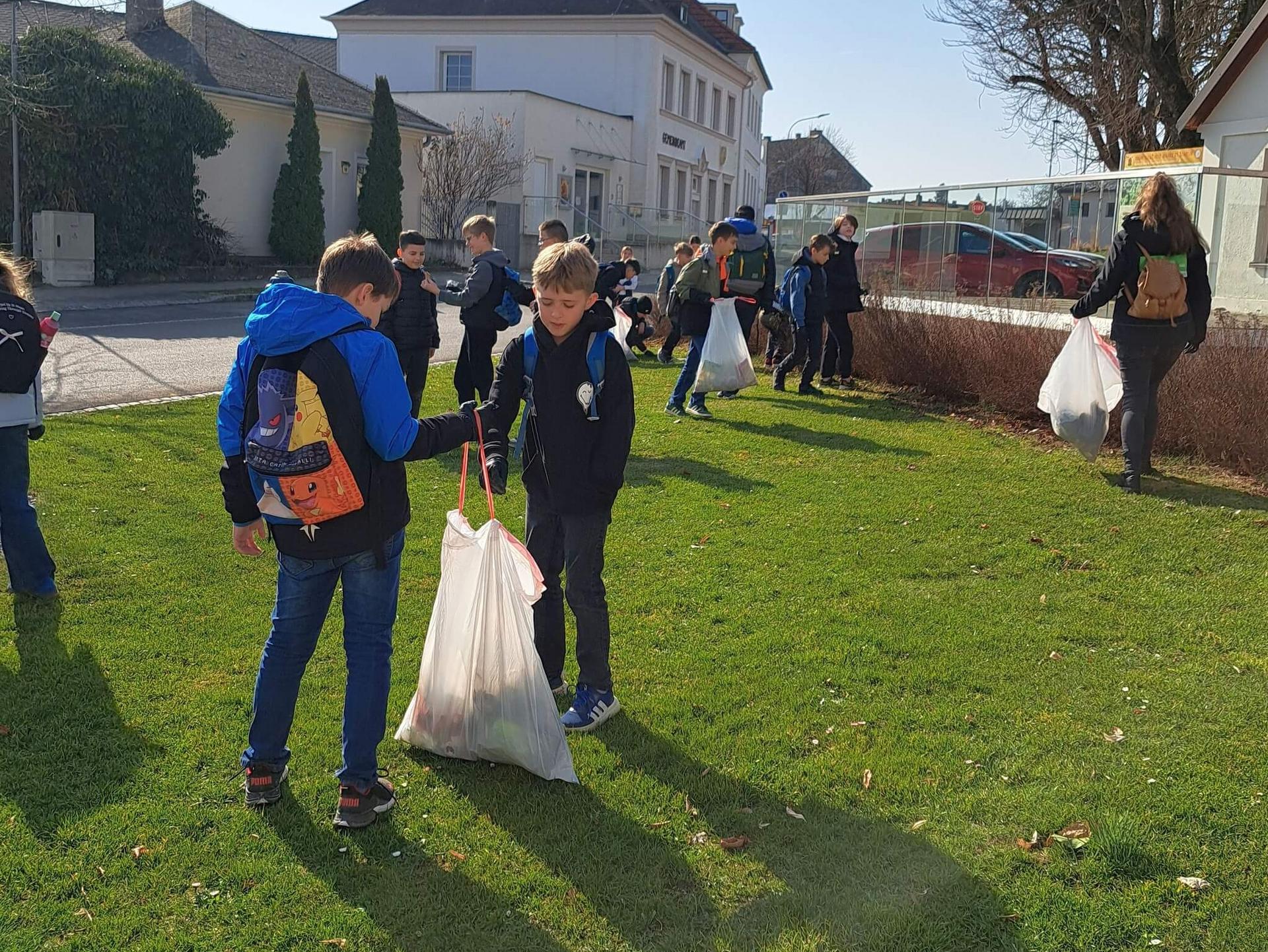 Schüler beim Müll Sammeln