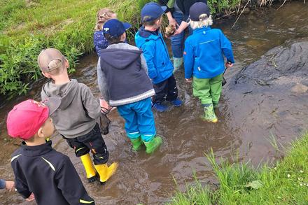 Kinder im Bach