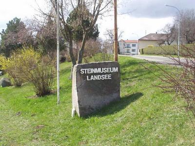 Stein mit Wiese Steinmuseum Landsee