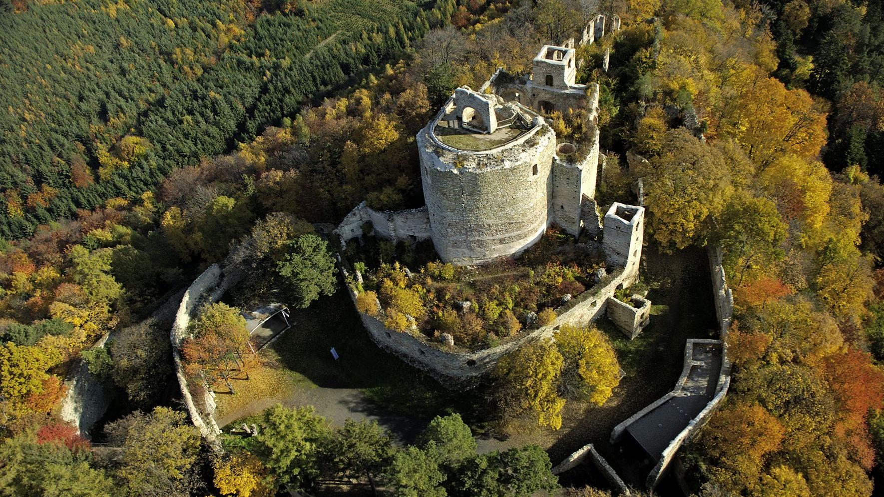 Burgruine Landsee in herbstlicher Landschaft