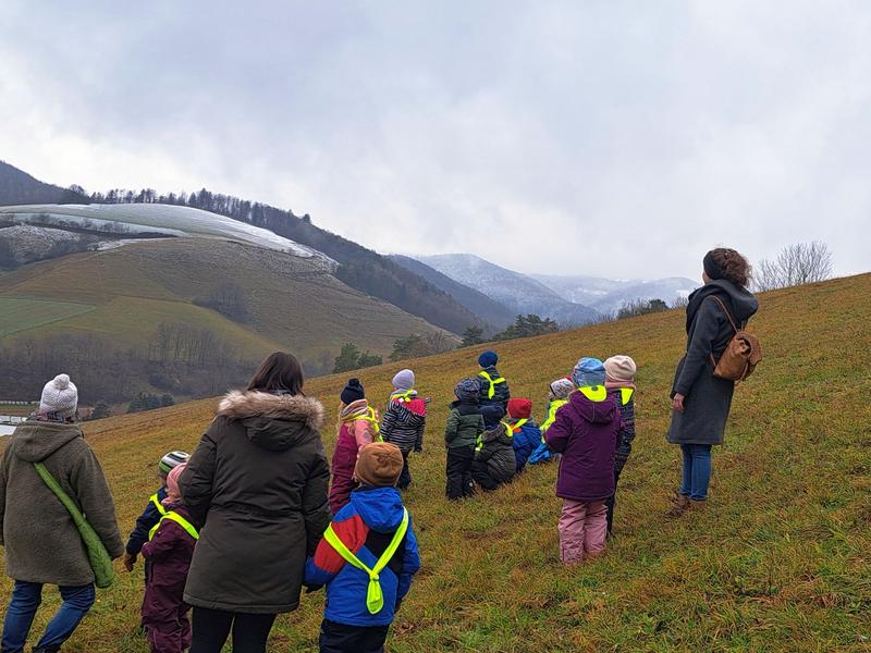 Kinder mit Ausblick auf Berg mit Schnee