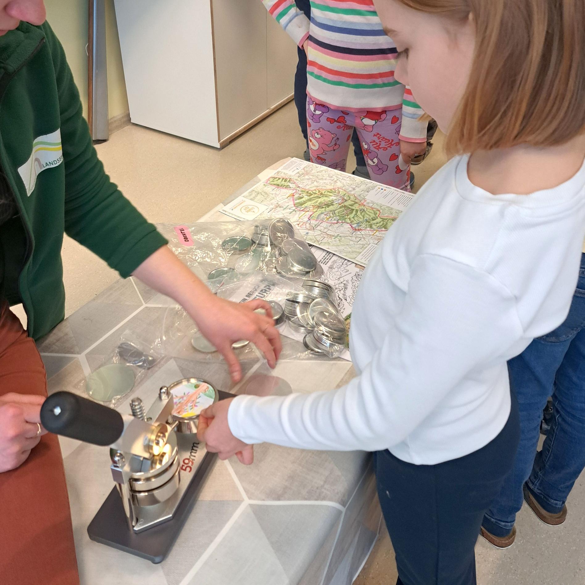 Buttonmaschine im Einsatz