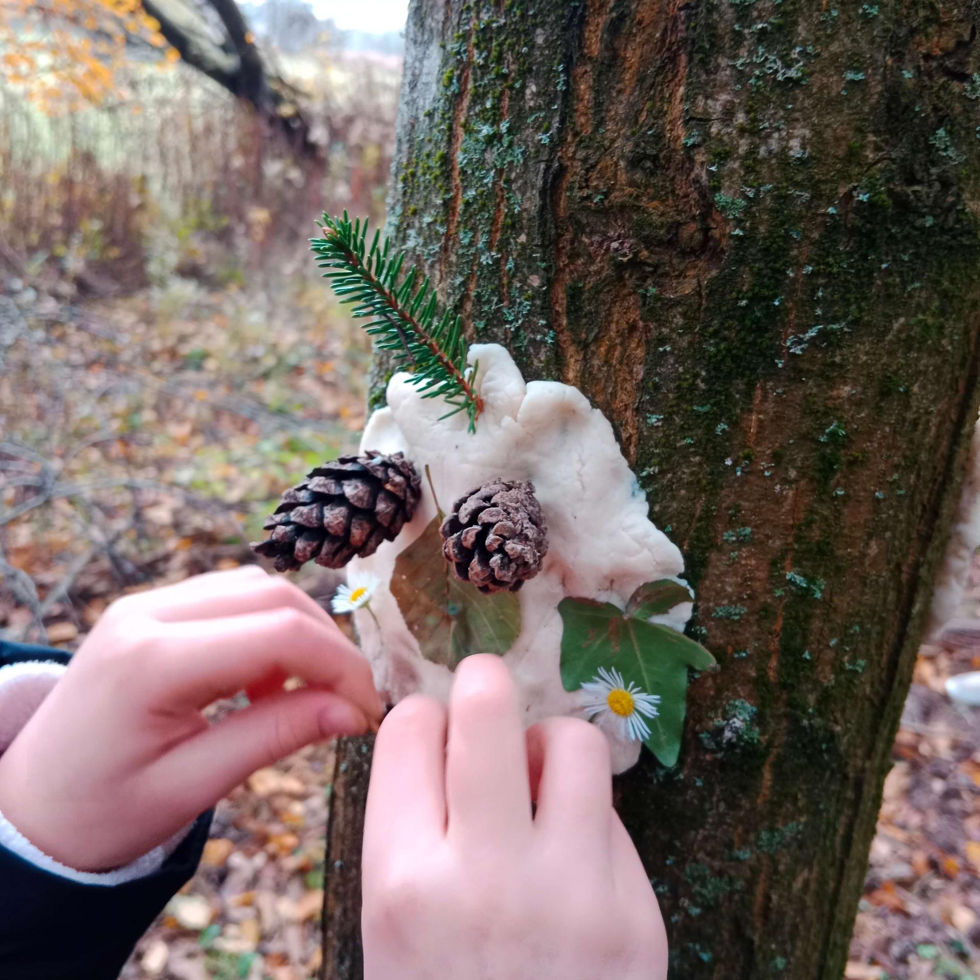 Waldgeist aus Salzteig auf Baumstamm