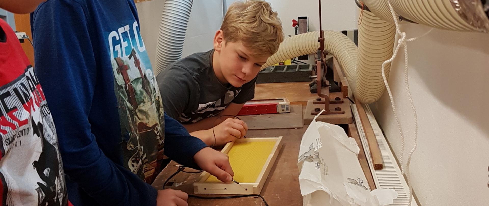 Kinder beim Bau eines Nistkastens