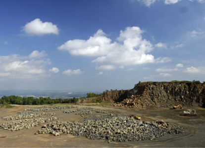 Pauliberg Steinbruch blauer Himmel