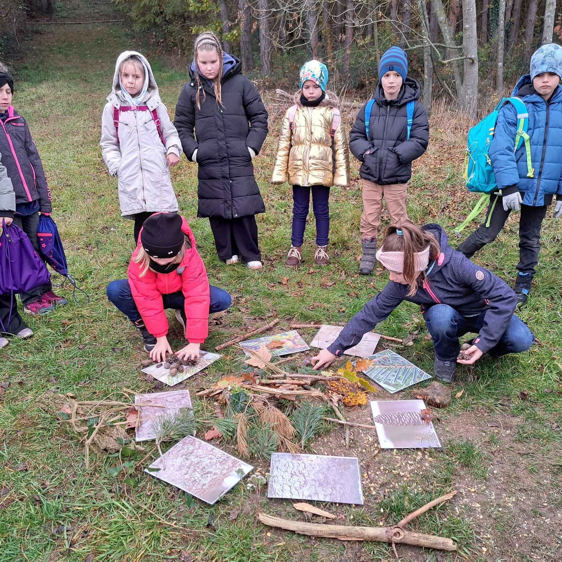 Kinder sammeln Zweige