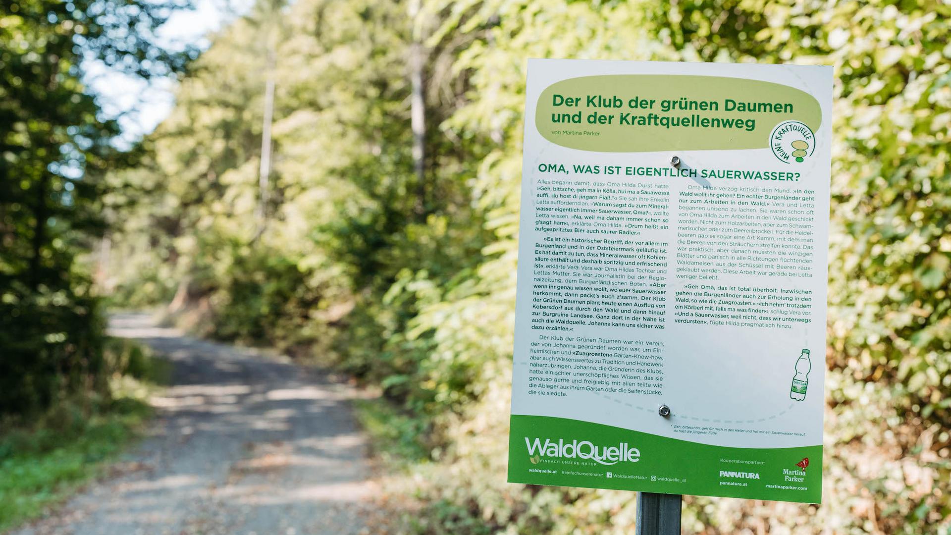 Waldquelle Wanderweg Schild am Waldrand bei Weg