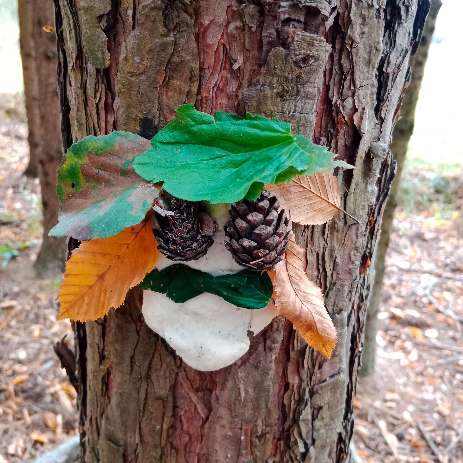 Waldgeist aus Salzteig auf Baumstamm