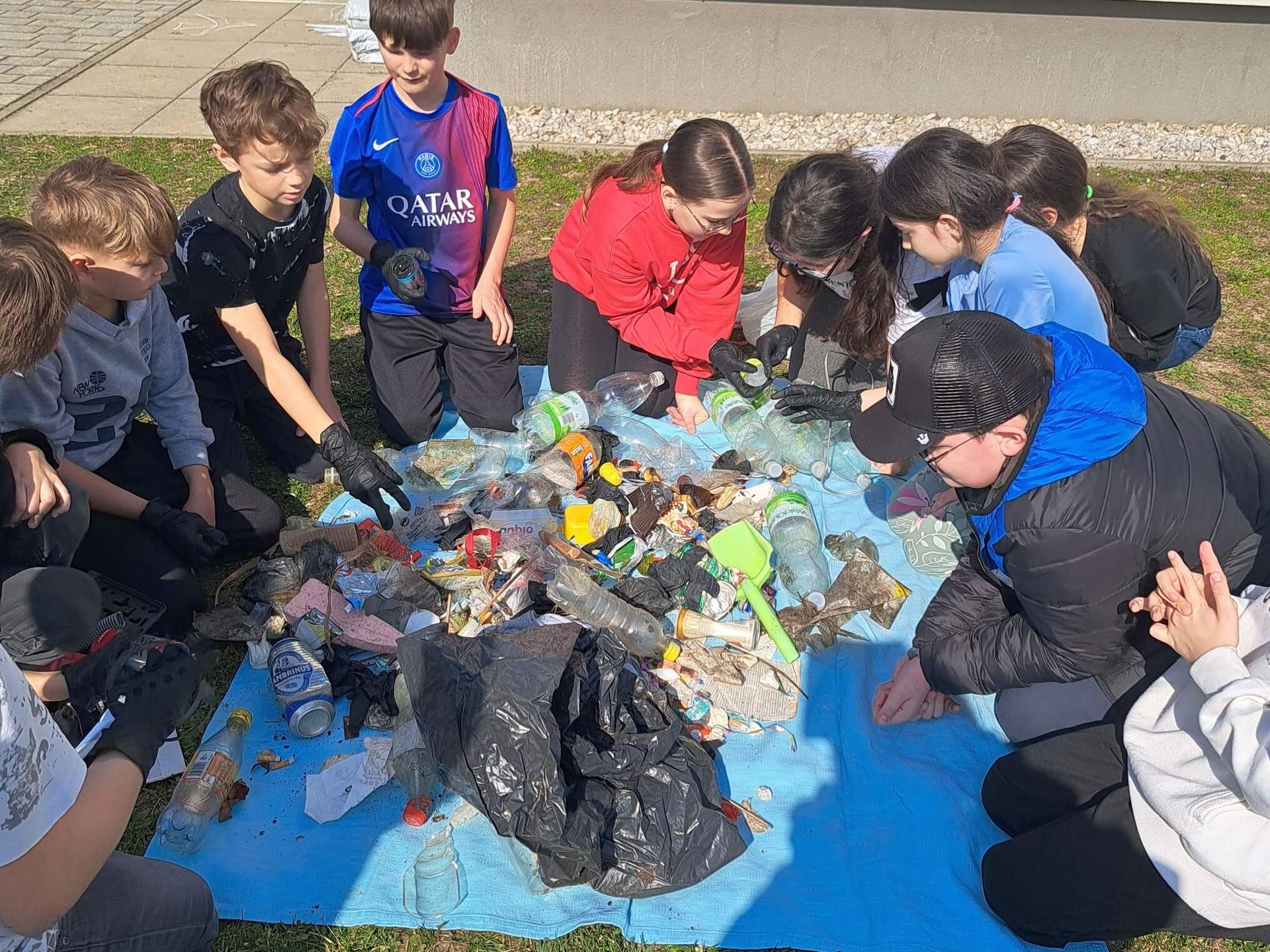 Kinder untersuchen gesammelten Müll