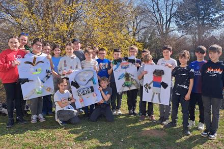 Kinder präsentieren Müllmonster