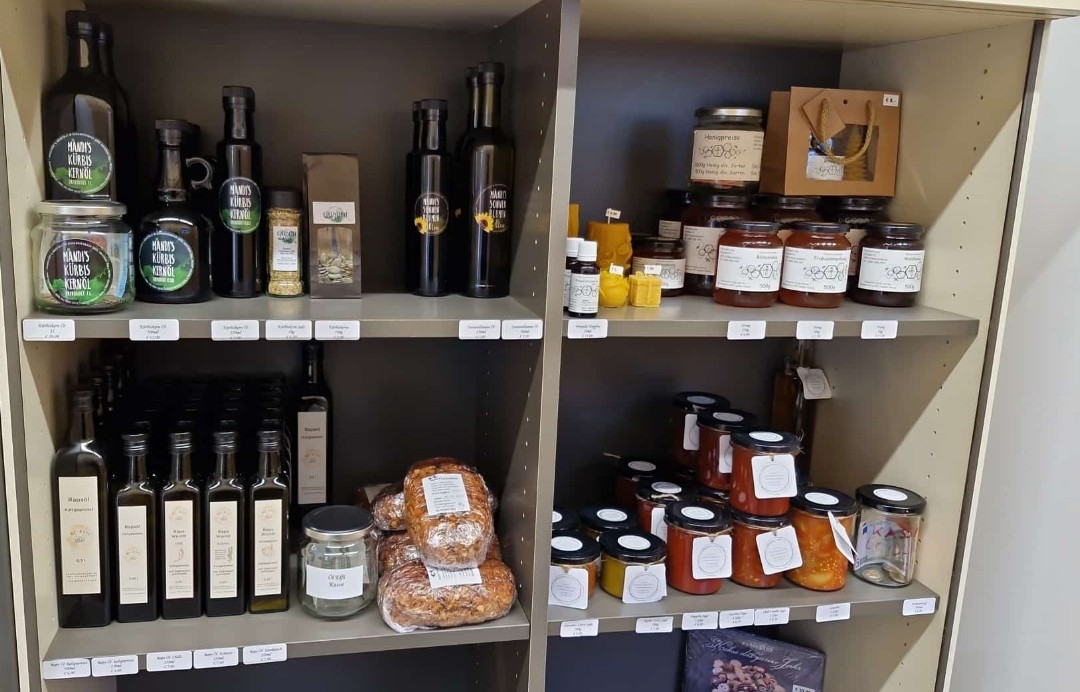 Regal mit Kernöl, Honig, Pestos, Saucen